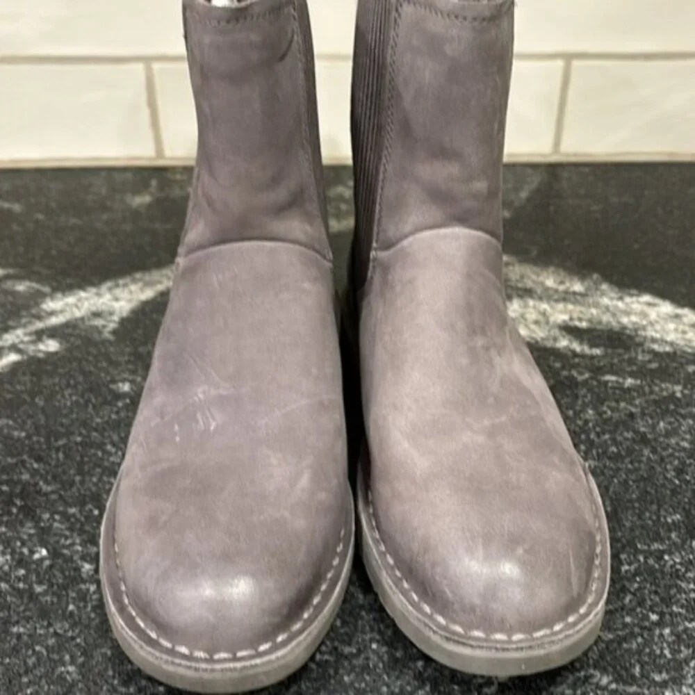 UGG Larra Charcoal Nubuck Leather Boots - Women's 7.5